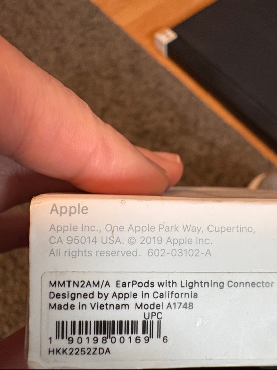 Apple White EarPods with Lightning Connector - Picture 4 of 4